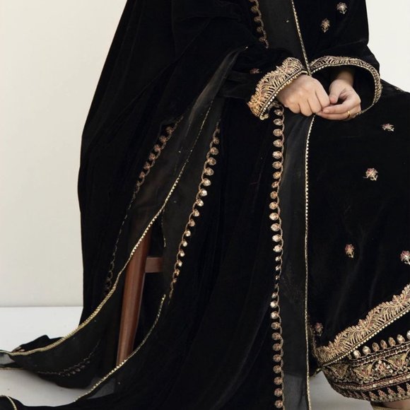 Punjabi Pakistani Beautiful Black Velvet Suit - Picture 6 of 8